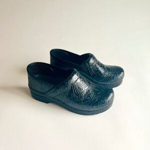 Dansko Black Embossed Leather Classic Clogs size EUR 38, US 7.5